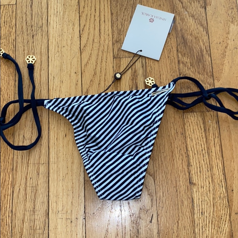 Bikini - Picture 2 of 4